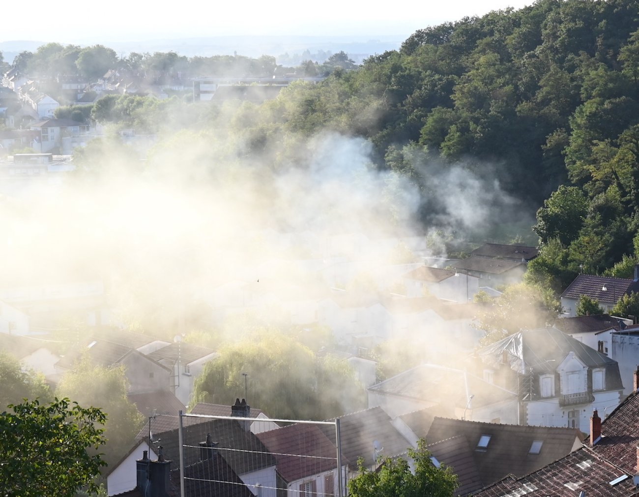 LE CREUSOT Un Feu Pour Le Moins Malvenu Avec De La Pollution De Lair