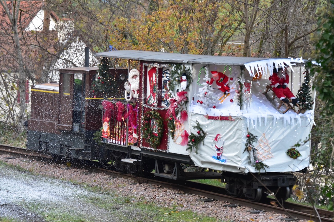 Décoration de Noël personnalisée train du père Noël pour enfants - Bois, découpé au laser, peint à la main - France