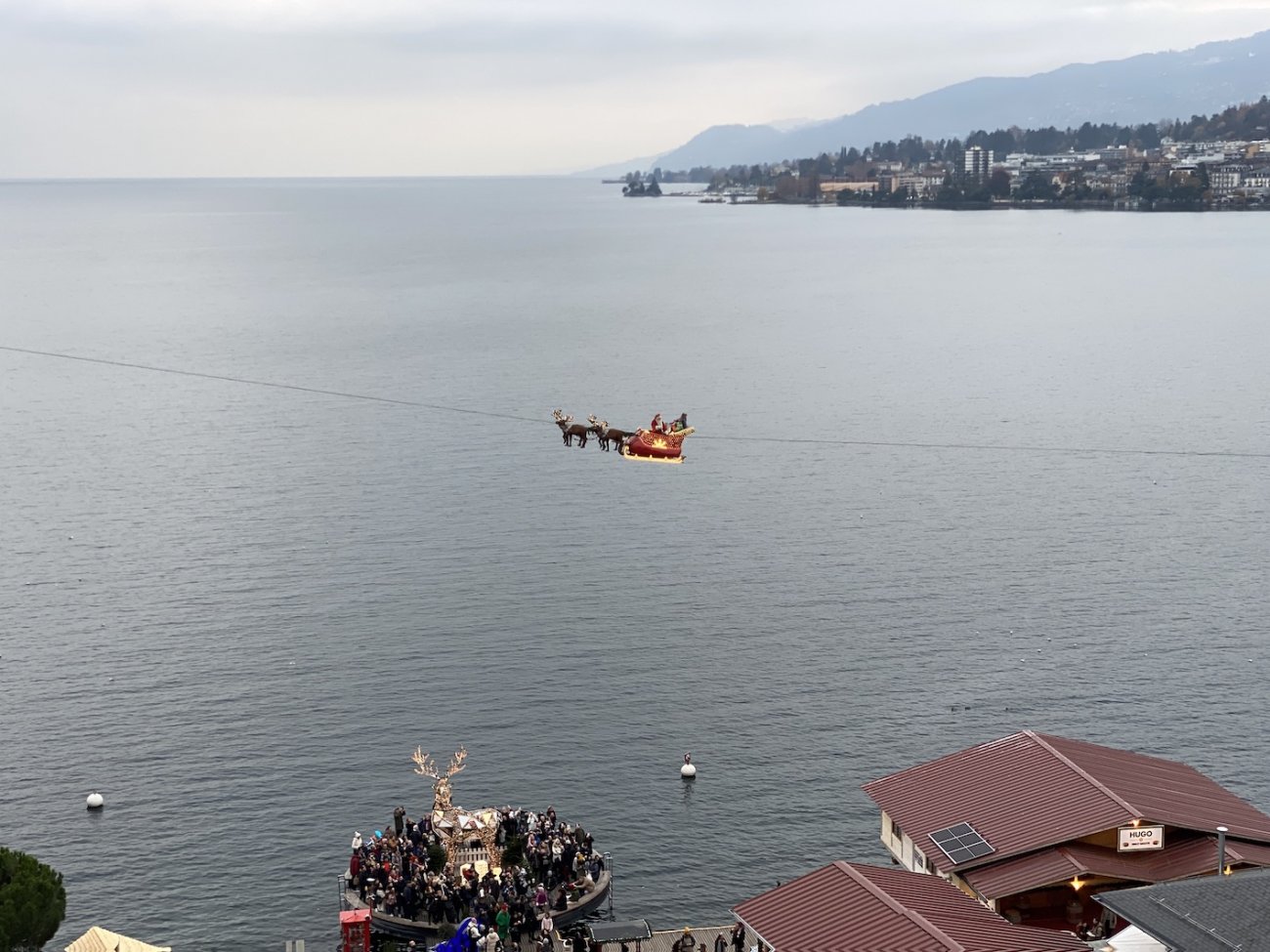 Marché de Noël A Montreux, en Suisse, le Père Noël arrive dans le