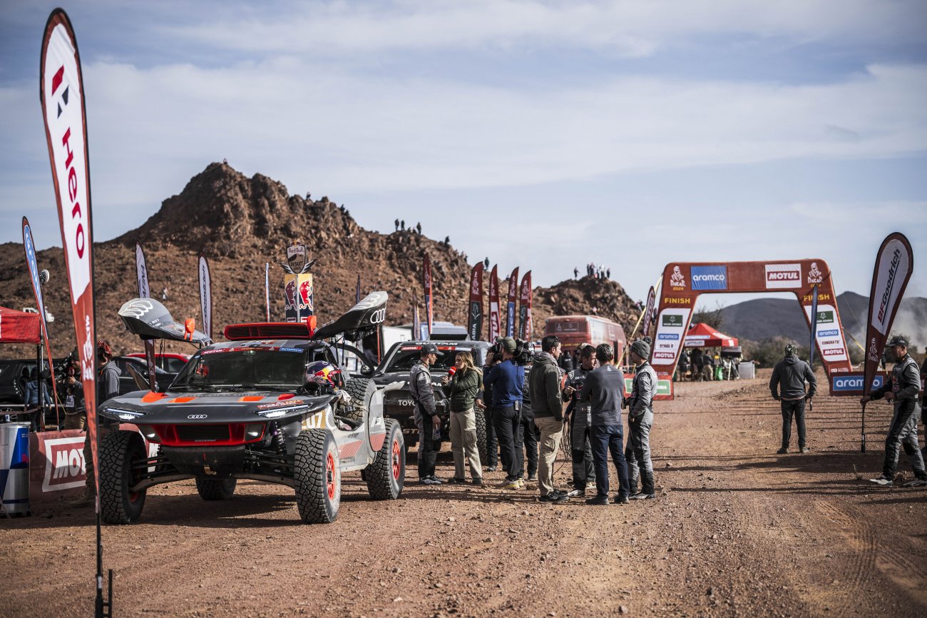 Dakar Me Tape S Bastien Loeb Victime Dune Crevaison Et Dune