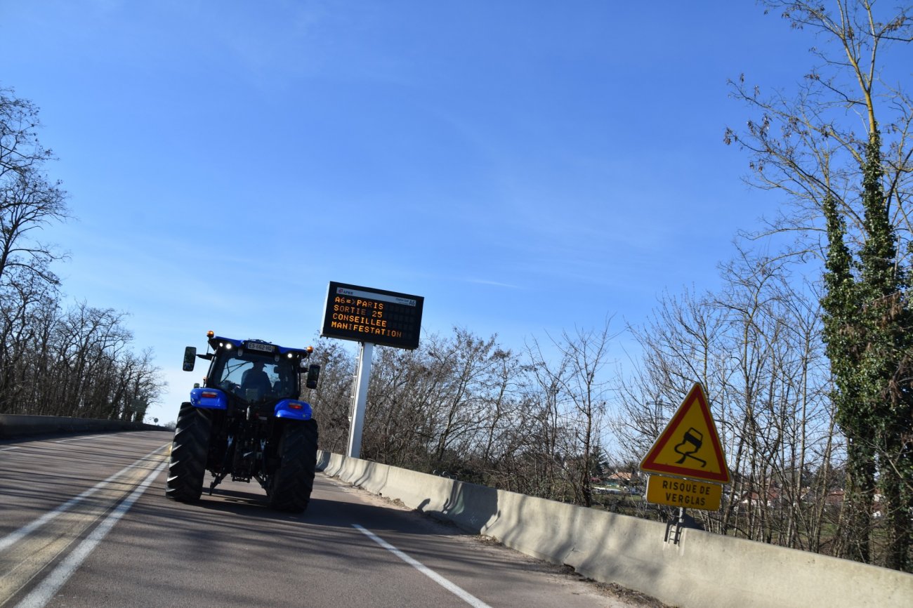 SAONE ET LOIRE Le Regard D Agri 71 Sur Le Blocage De L Autoroute A6