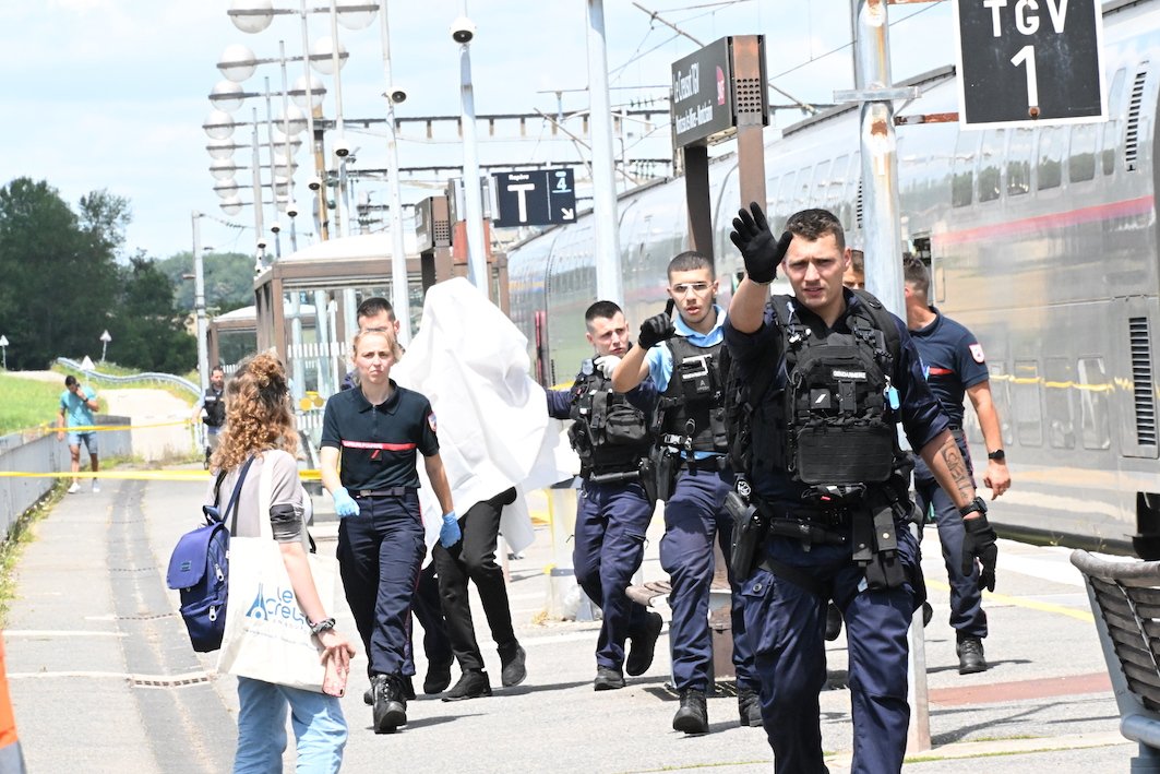 Le Creusot TGV : Un Jeune Policier évite Un Carnage, En Maîtrisant Un ...