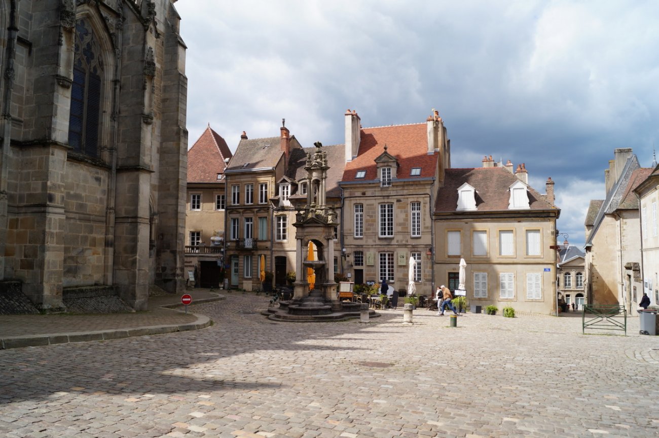 AUTUN : Les touristes sont déjà dans la ville en ce printemps frisquet ...