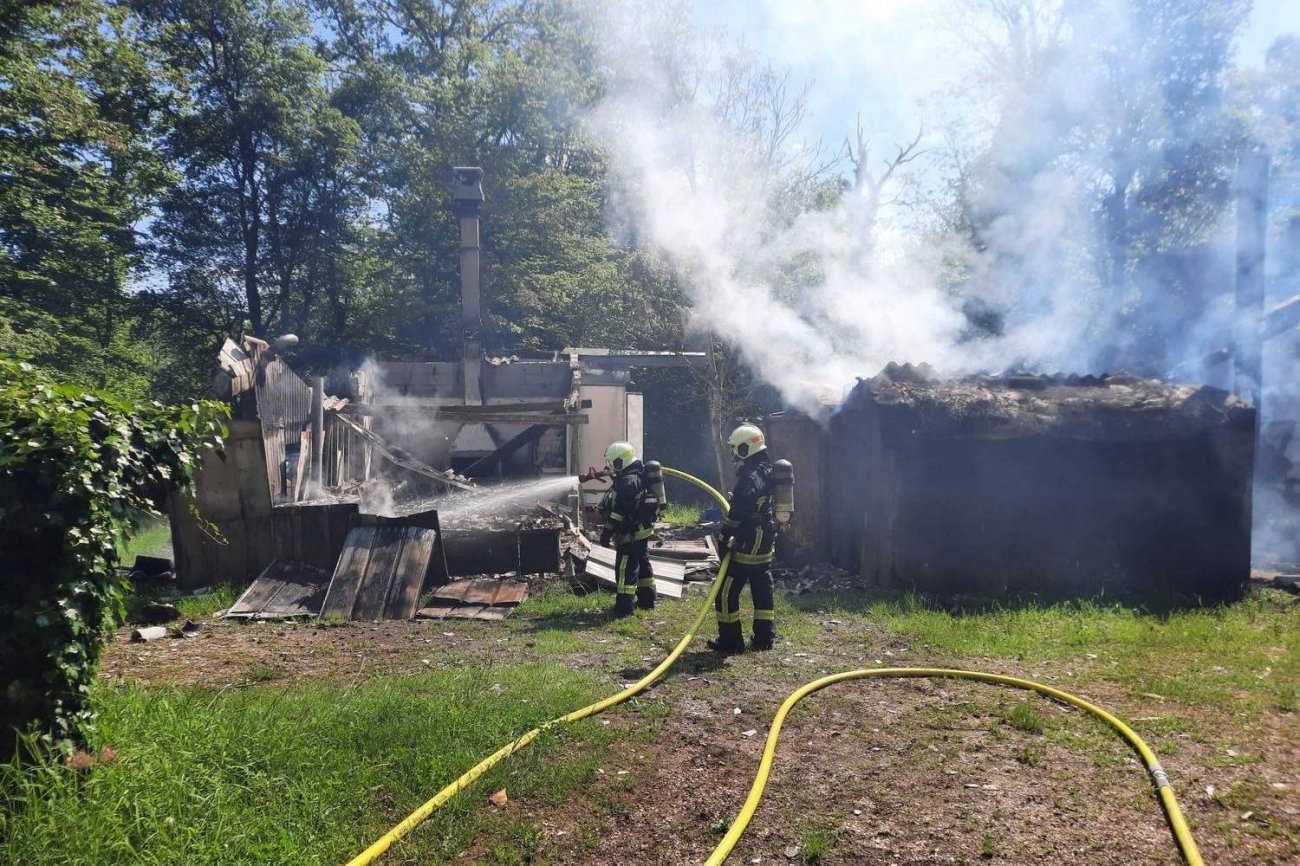 COTE D'OR : Une cabane de chasse en feu, avec des bouteilles de gaz ...