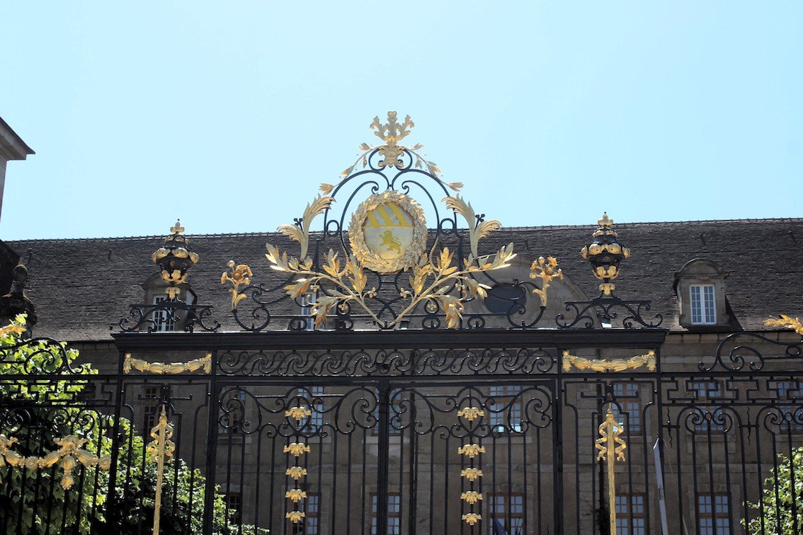 AUTUN Les grilles du Lycées Bonaparte plus belle que jamais. Autun