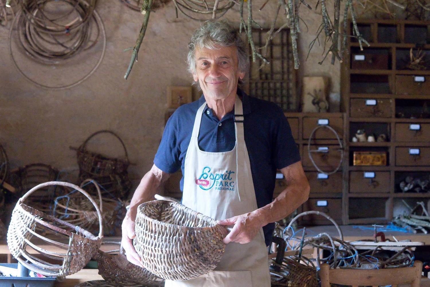 ARTISANAT G rard Bisiaux Perp tue La Tradition De La Vannerie 